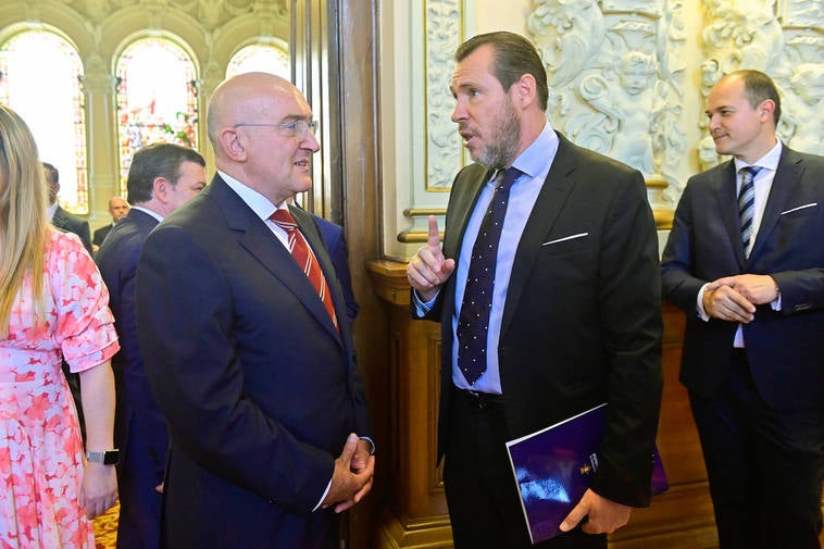 Jesús Julio Carnero y Óscar Puente, el día de la constitución del Ayuntamiento de Valladolid.