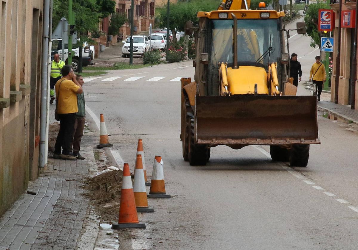 Maquinaria realiza labores de limpieza en Ayllón en los días posteriores a la tormenta.