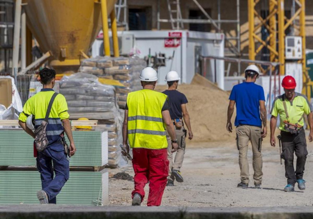 Trabajadores en una obra de construcción.