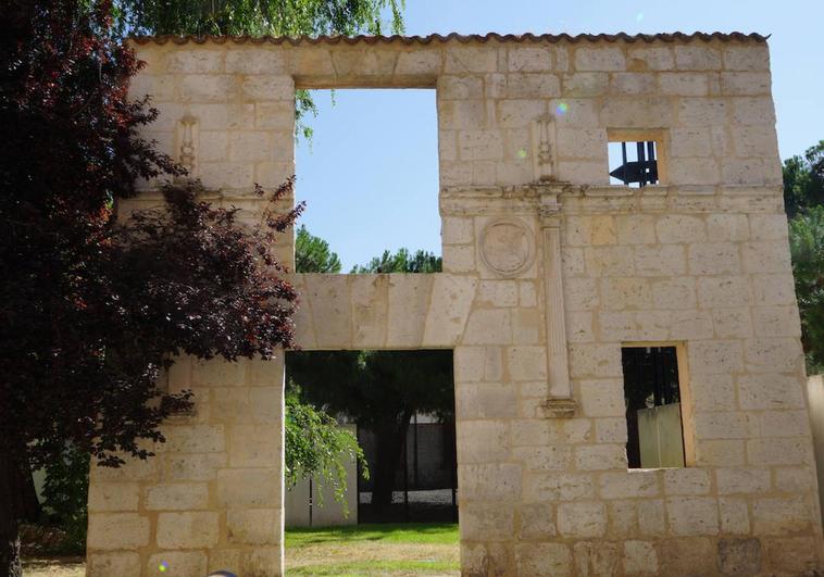 El edificio vallisoletano cuya fachada descansa en el jardín de un museo