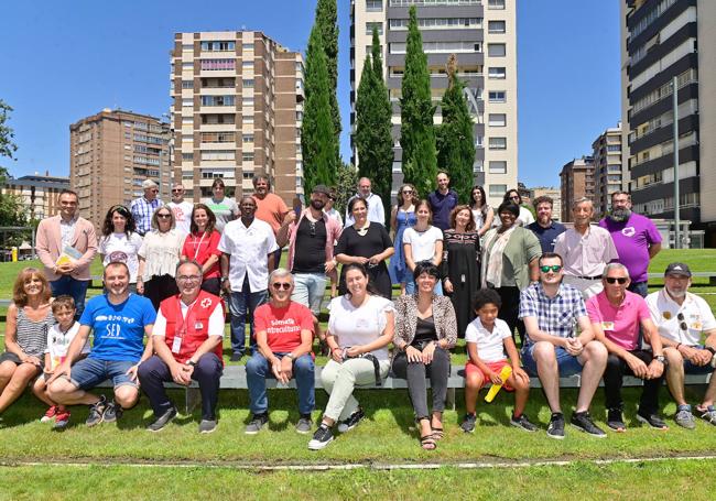 Representantes de las ONGD participantes en la feria.