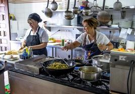 Dos mujeres trabajan en la cocina de un restaurante.