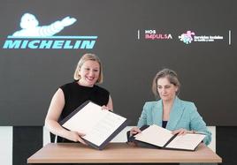 La consejera Isabel Blanco y la directora general de Michelin España, María de la Paz Robina, tras la firma del convenio.