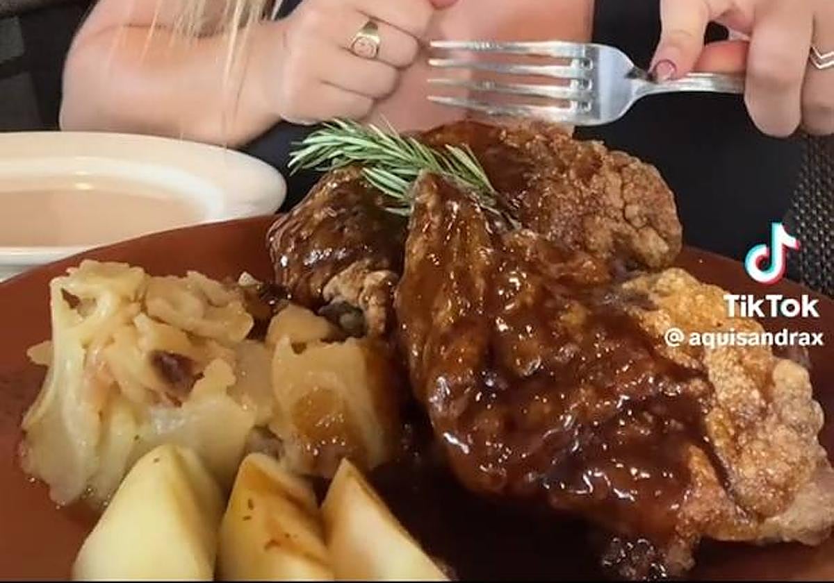 Plato de cochinillo «a la segoviana» que degusta la influencer en su perfil de TikTok.