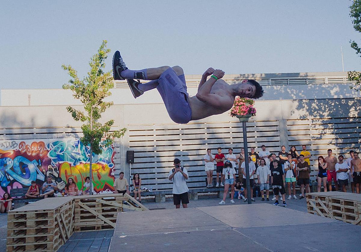 Acrobacias en el exterior del Lava en una edición pasada de Faro Urbano.