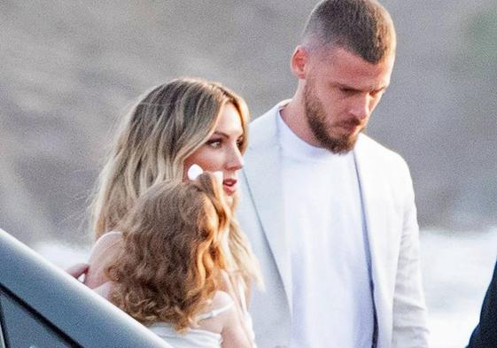 Edurne con David de Gea y su hija Yanay, en la preboda.