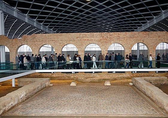 Visitantes en la villa romana de la Olmeda.