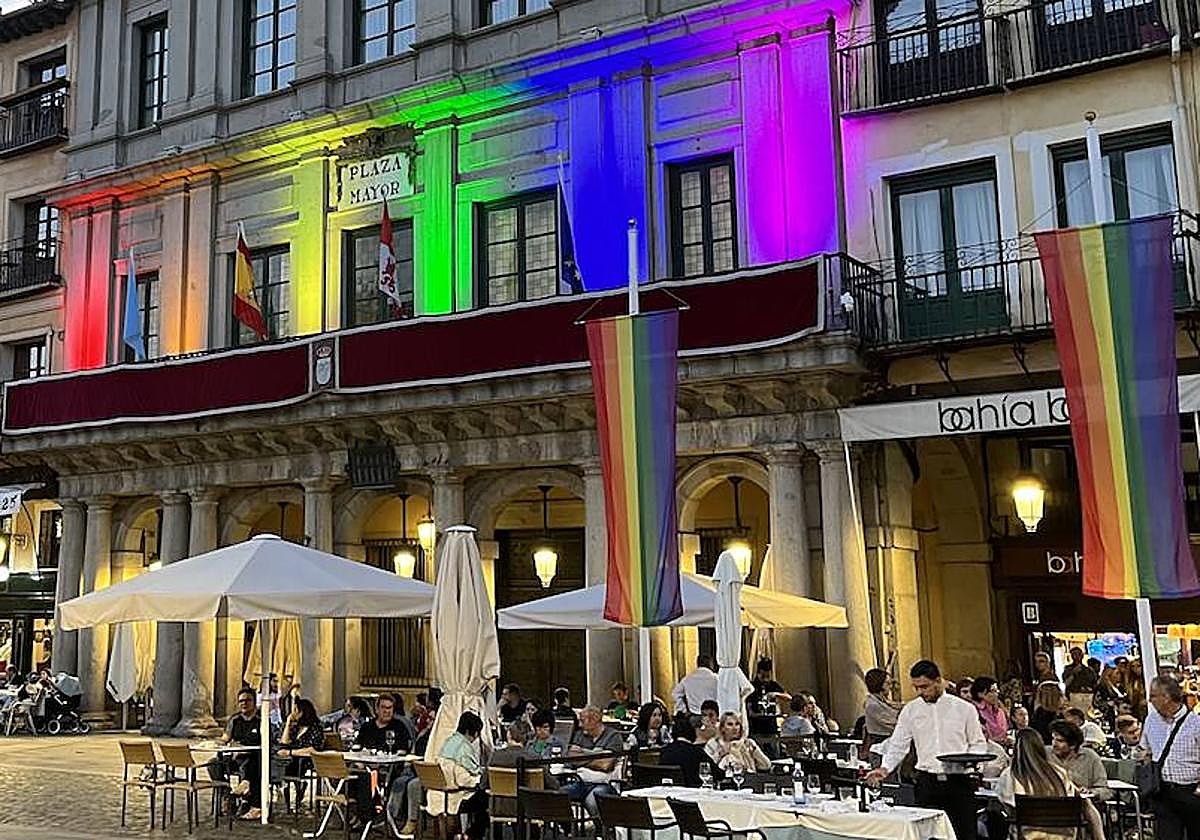 Ayuntamiento de Segovia decorado con los colores de la bandera LGTBI.