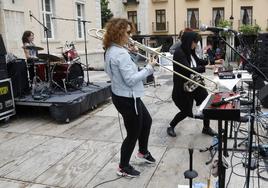 The Grooves en un concierto en la Plaza Mayor de Palencia.