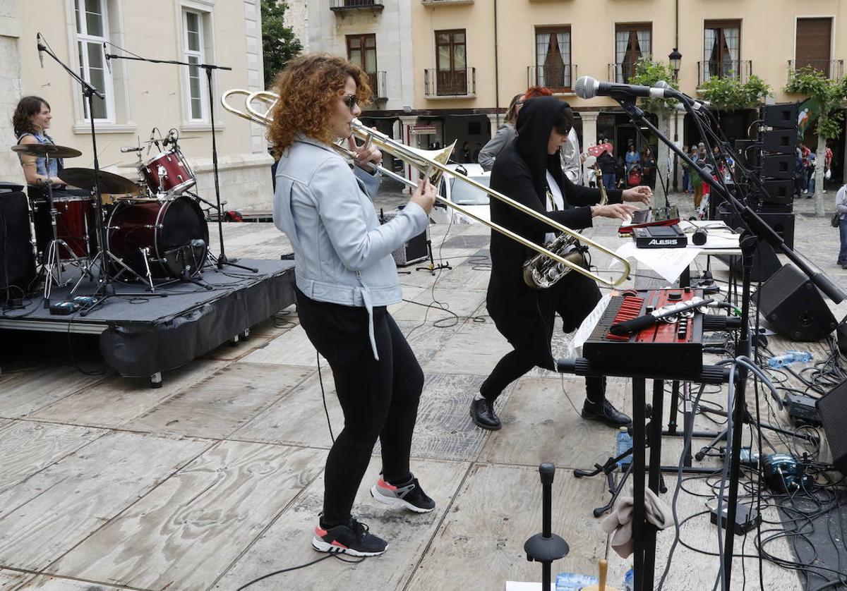 The Grooves en un concierto en la Plaza Mayor de Palencia.