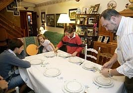 Una familia pone la mesa.