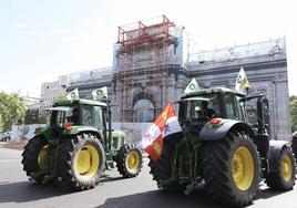 Dos de los tractores de Castilla y León que han llegado a Madrid.