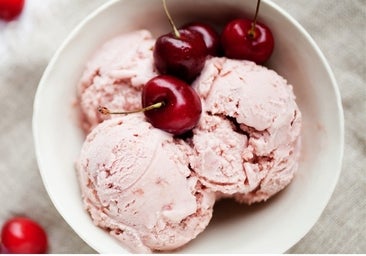 Helado de cerezas con dos ingredientes y sin azúcar