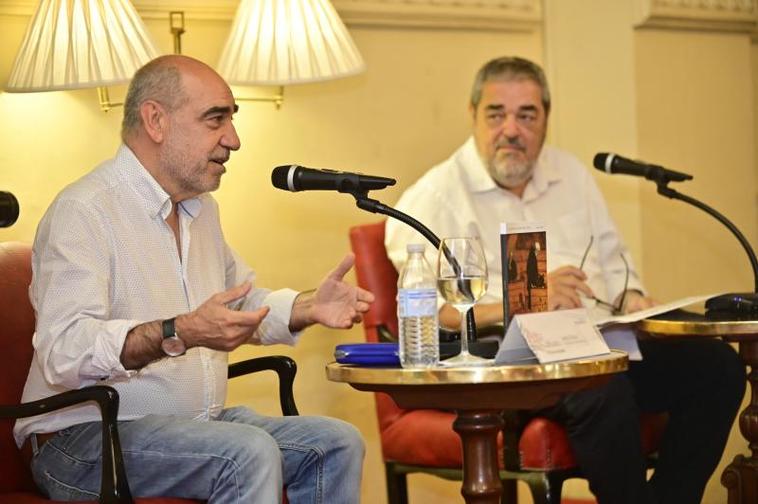 Jesús Duva y Carlos Aganzo durante la presentación.