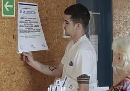 Retirada de carteles que obligaban a utilizar la mascarilla en interiores