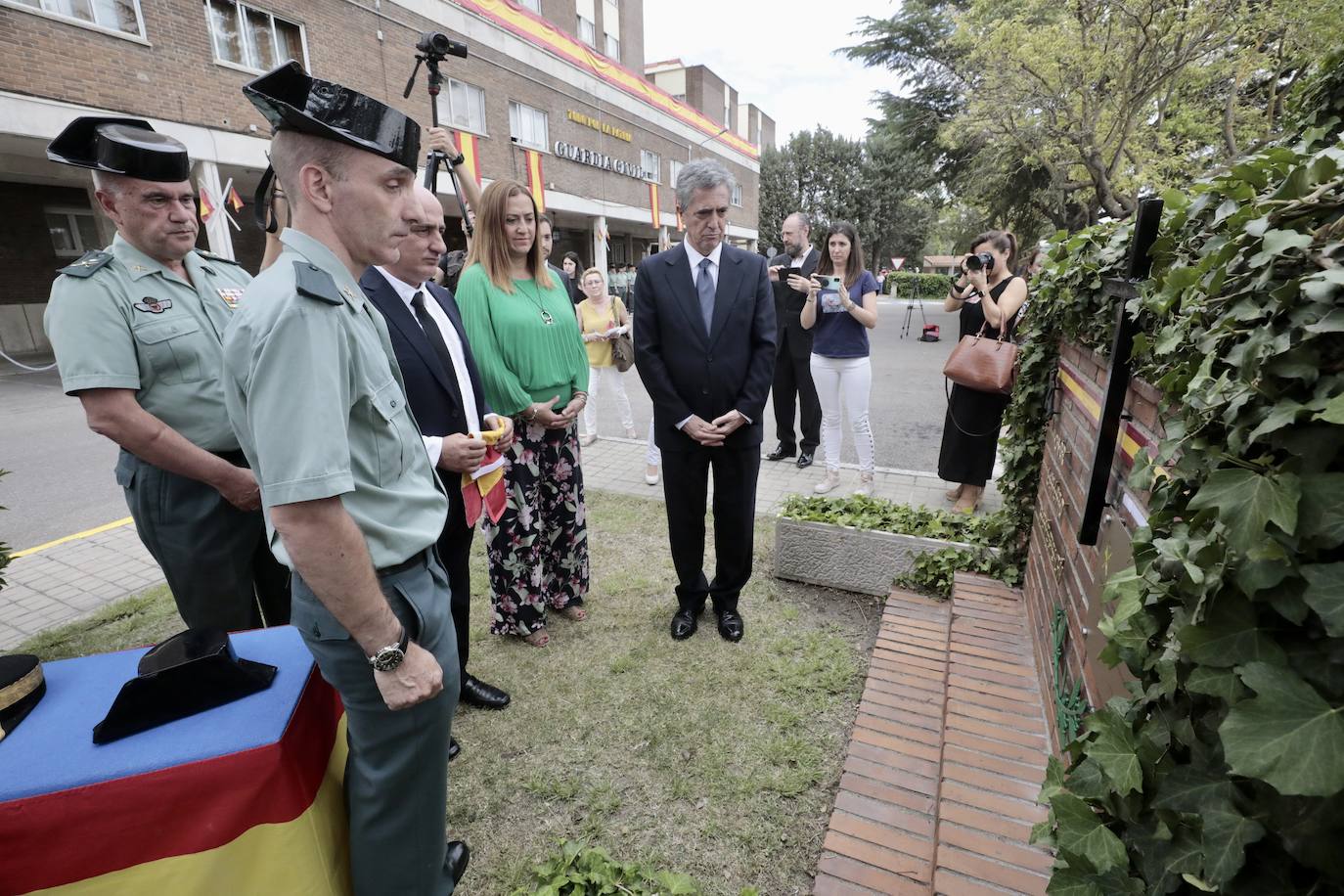 Los dos hermanos del coronel, ante la placa conmemorativa, junto al director general de la Guardia Civil, Leonardo Marcos, y la delegada del Gobierno, Virginia Barones.