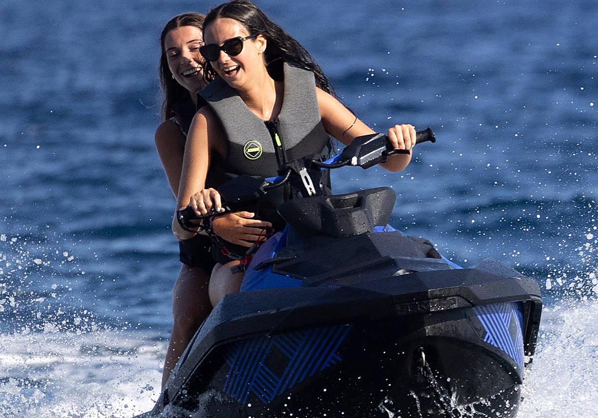 Victoria Federica con una amiga disfrutando a bordo de una mota de agua, en el Mediterráneo.