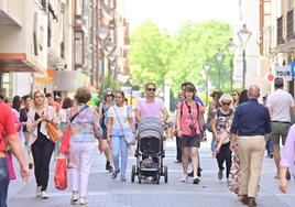 Varias personas caminan por la calle Santiago.