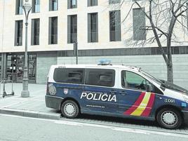 Coche de la Polcía Nacional frente a los juzgados.