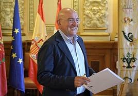 El alcalde de Valladolid, Jesús Julio Carnero, antes de su intervención en el Ayuntamiento.