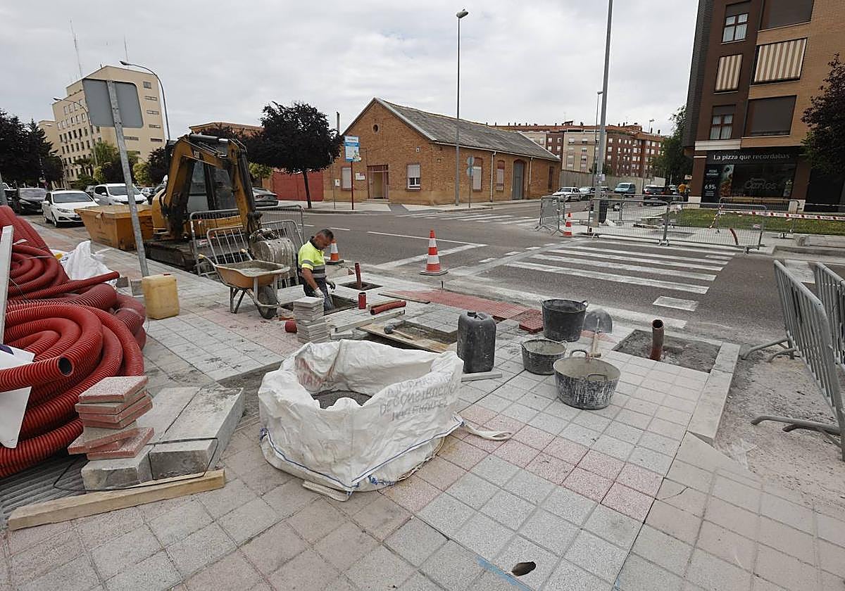 Trabajos en la acera de uno de los pasos de peatones, en la avenida de Cuba.