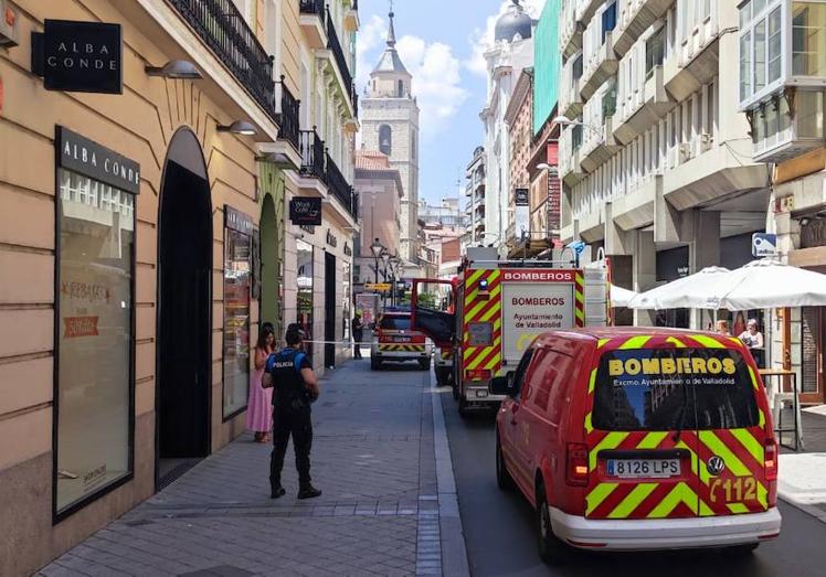 Imagen principal - La presencia de los servicios de emergencia ha alertado a los vecinos y turistas que este jueves paseaban por el centro de la ciudad. 