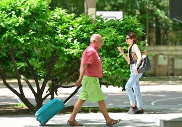 Los turistas extranjeros gastan 102 euros al día, con los suizos a la cabeza