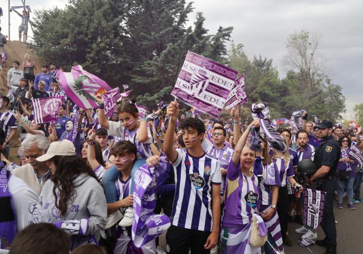 Aficionados del Real Valladolid saludan la llegada del equipo antes de un partido en Zorrilla.