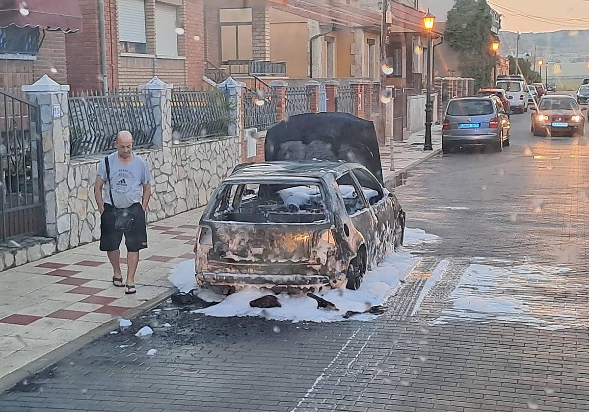 Vehiculo calcinado en Santovenia de Pisuerga.