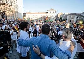 Santiago Abascal, abrazado a Juan García-Gallardo y Pablo Sáez, tras finalizar el mitin.