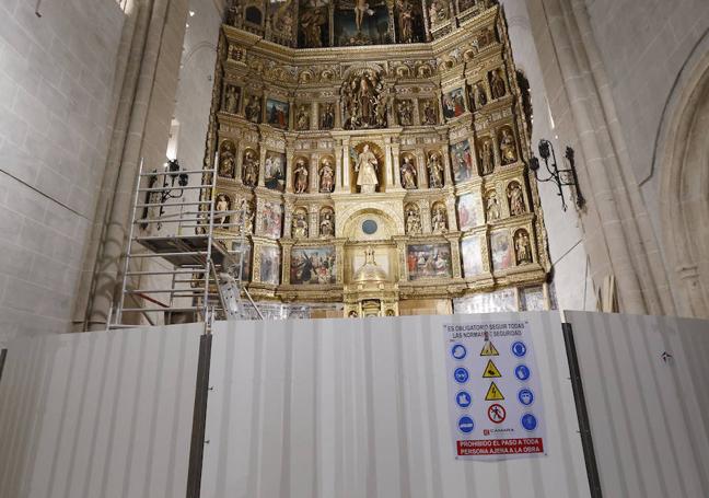 Tras las vallas se ve parte de la azulejería, ya incorporada en el Retablo Mayor.