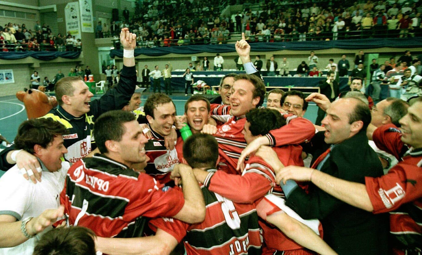 Los jugadores celebran en Roquetas la victoria en la copa de 1999