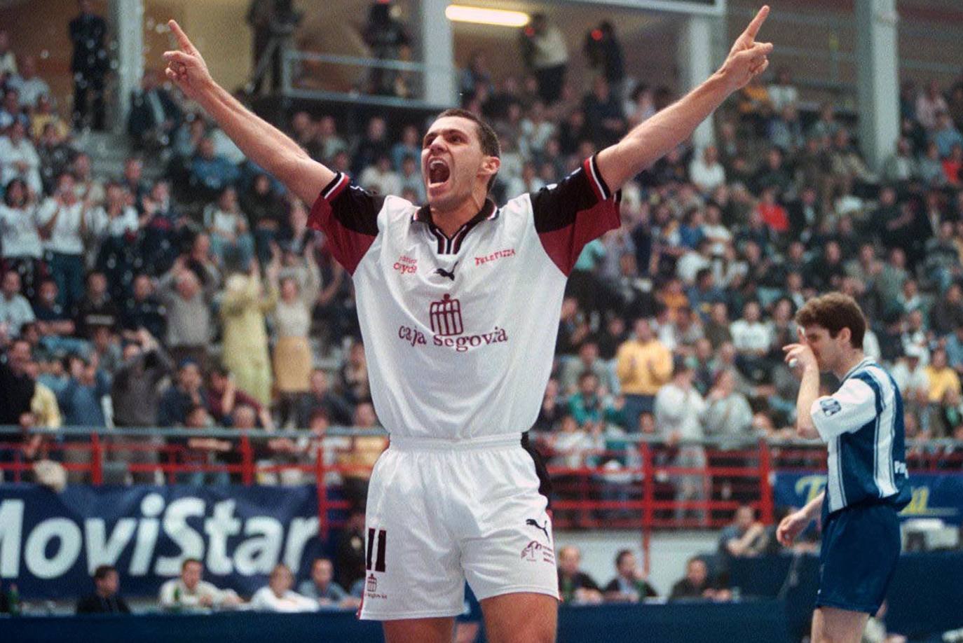 Marcelo Serpa celebra un gol en la final de copa celebrada en Torrejon en 1999
