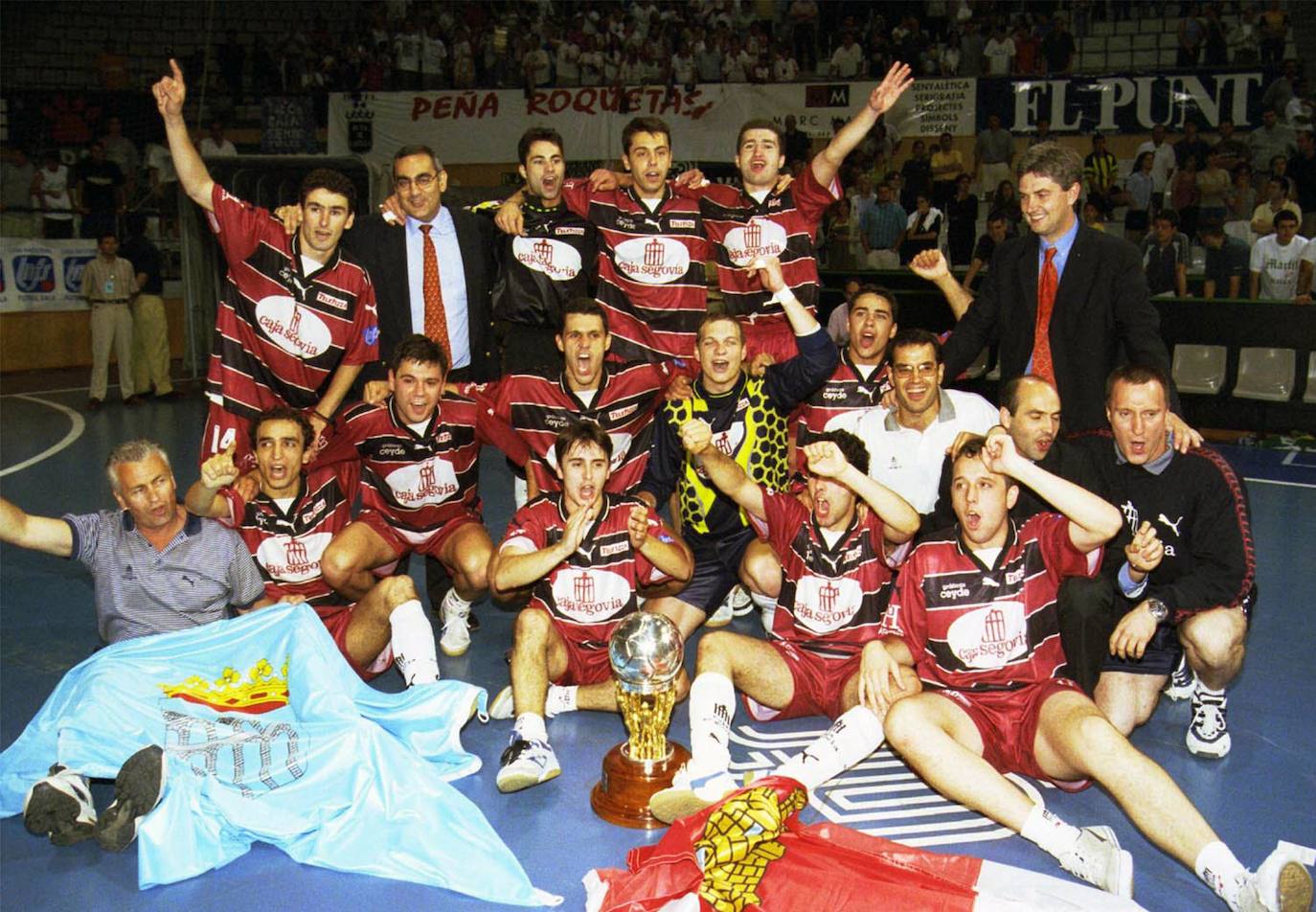 Los jugadores posan con el trofeo que les acredita como campeones de liga 1999