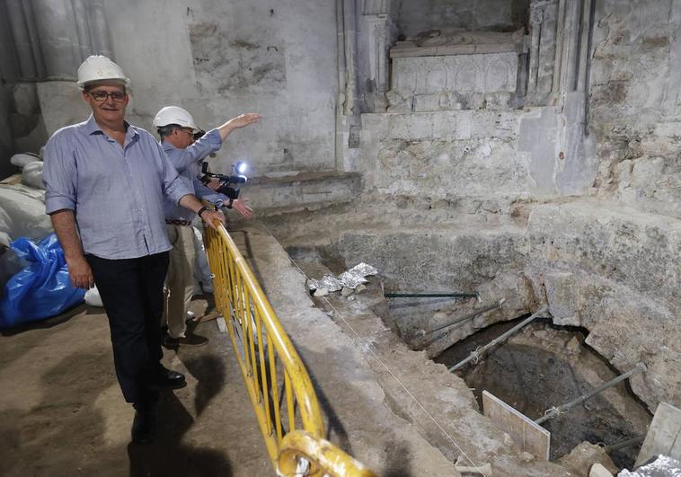 El arqueólogo Arturo Balado junto con el arquitecto Ignacio Vela, en la zona del hallazgo.