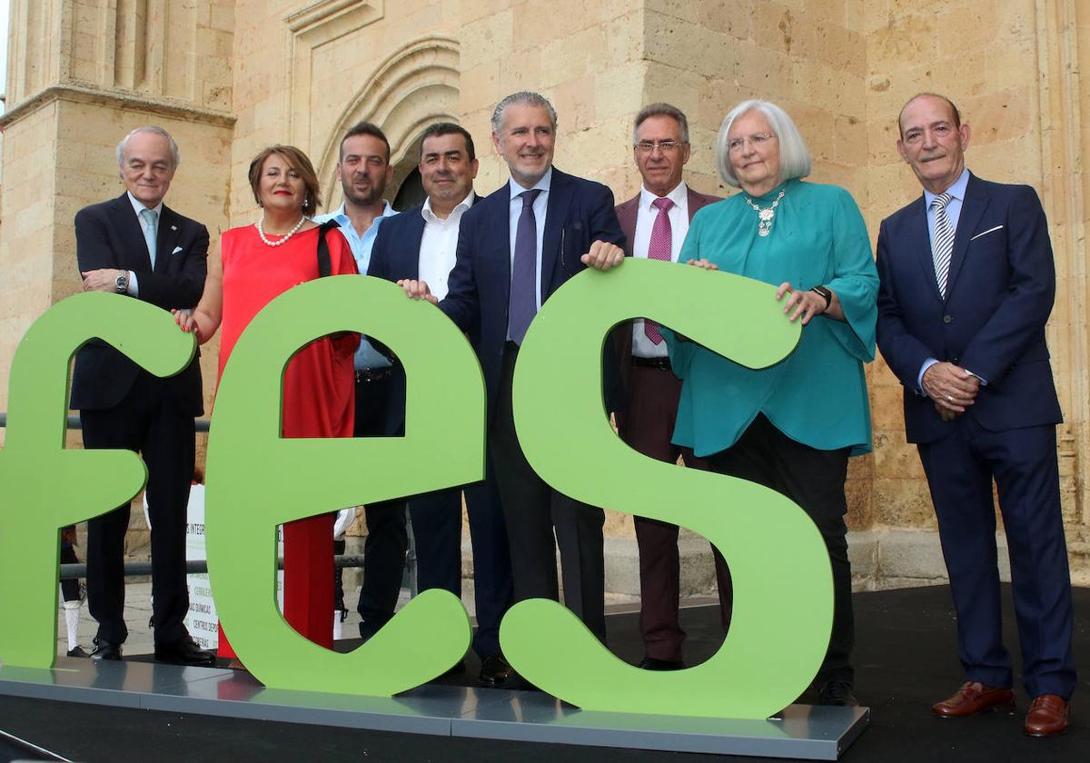 El presidente de la Fes, Andrés Ortega, posa con los galardonados.