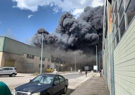 El denso humo negro, en el exterior de las naves afectadas.