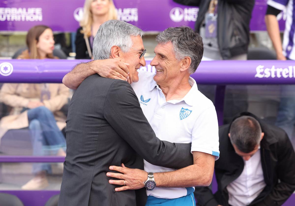 Paco Santamaría (izquierda) se abraza con José Luis Mendilibar el pasado mes de mayo.