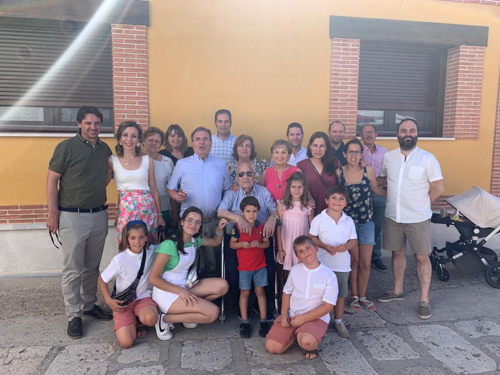 Cirilo Sanz Sanz junto a sus hijos, nietos y bisnietos, así como hijos y nietos políticos, durante la celebración de su 104 cumpleaños