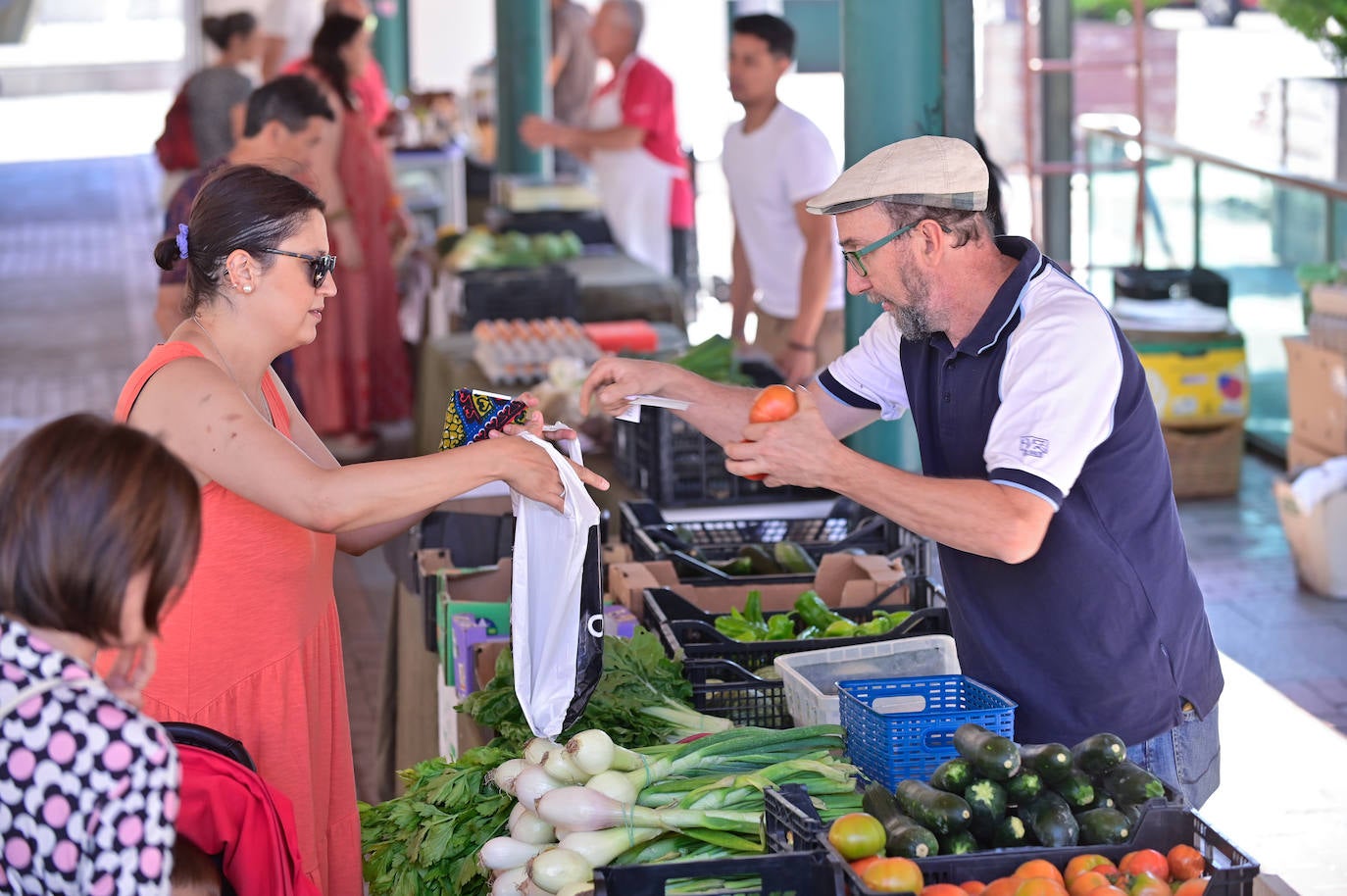 El mercado ecológico atrae numerosos visitantes en busca de consejo