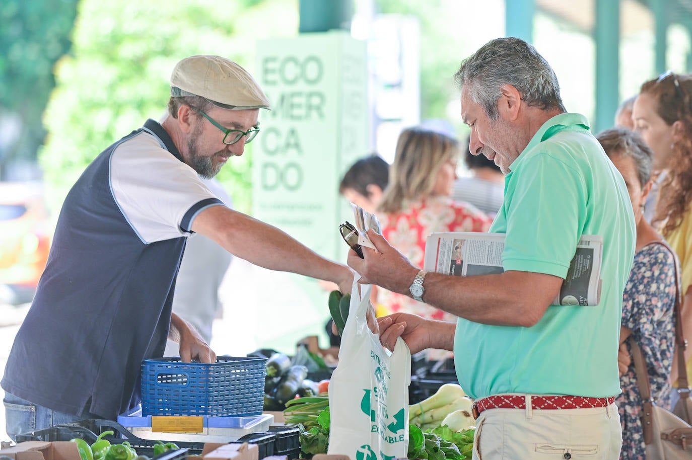 El mercado ecológico atrae numerosos visitantes en busca de consejo