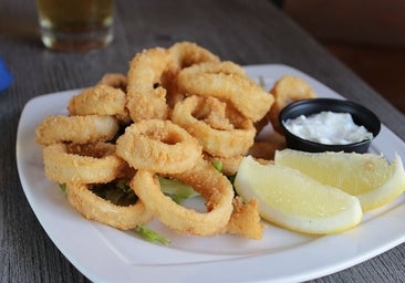 Calamares fritos con limón y alioli para el verano