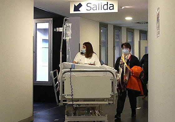 Traslado de un paciente en el Hospital General de Segovia.