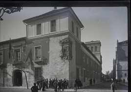 Palacio de Pimentel, donde se reunieron las Cortes de 1523, en una fotografía de finales del XIX. La imagen aparece volteada de origen.