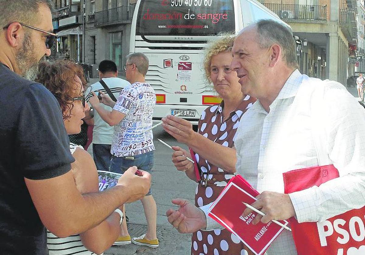 José Luis Aceves (drcha.) y Lirio Martín reparten propaganda electoral este fin de semana.