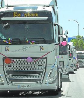 Imagen secundaria 2 - Algunos vehículos clásicos ornamentados en honor a San Cristóbal. La imagen de San Cristóbal preside los actos patronales de este sábado. Camiones circulando en las proximidades del Centro de Transportes 