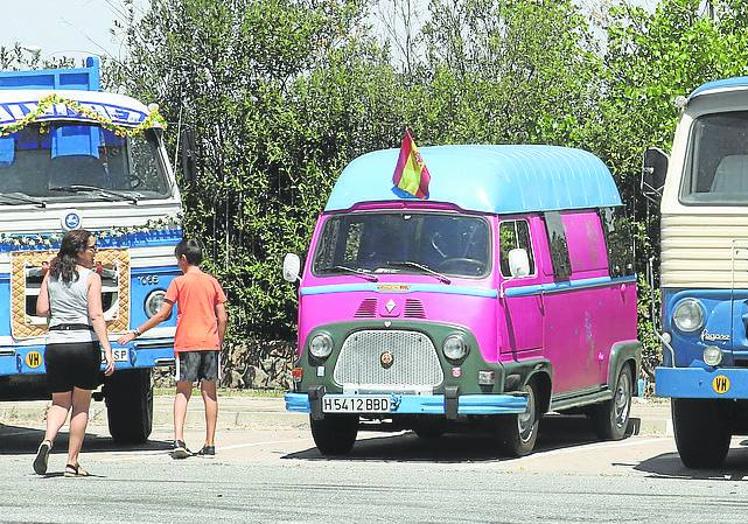 Imagen principal - Algunos vehículos clásicos ornamentados en honor a San Cristóbal. La imagen de San Cristóbal preside los actos patronales de este sábado. Camiones circulando en las proximidades del Centro de Transportes 