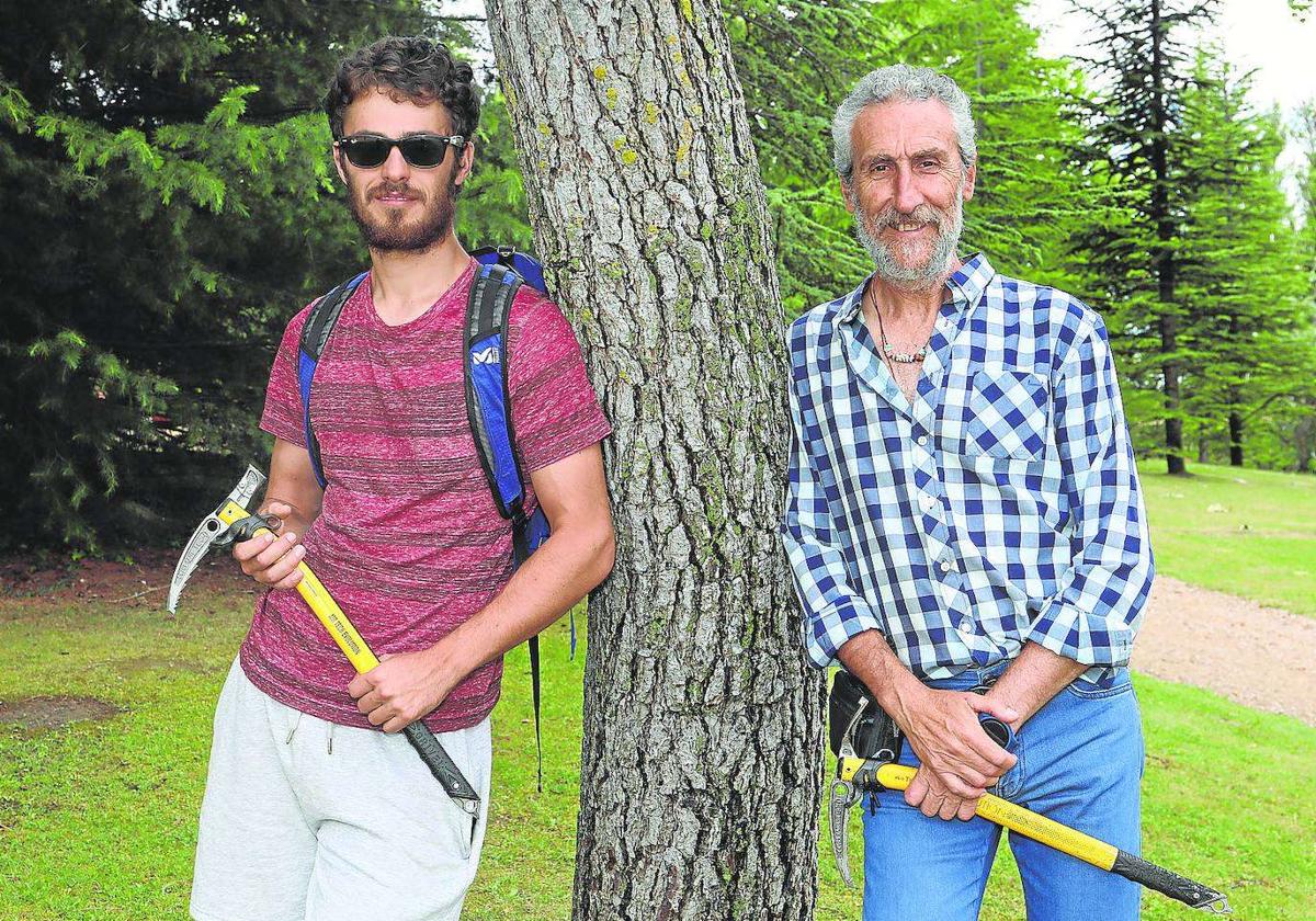 Juan Lagunilla y su padre, Tente, muestran sus fieles piolets.