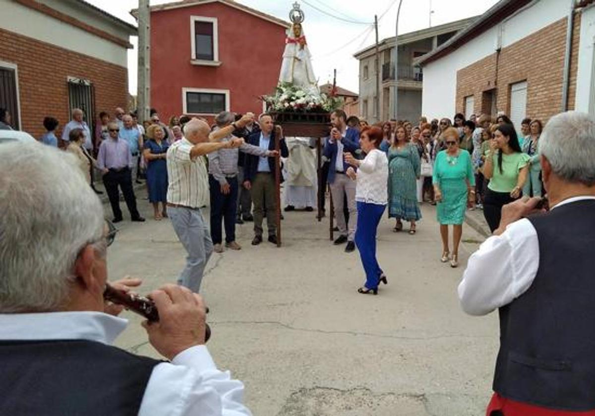 Procesión de la Virgen de la Vega en la localidad de Alcazarén.