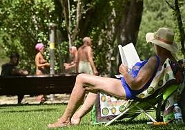 Los vallisoletanos disfrutan del buen tiempo en la zona de Las Moreras.